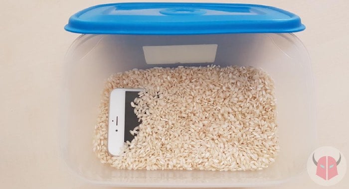 cosa fare se iPhone cade in acqua scatola con riso