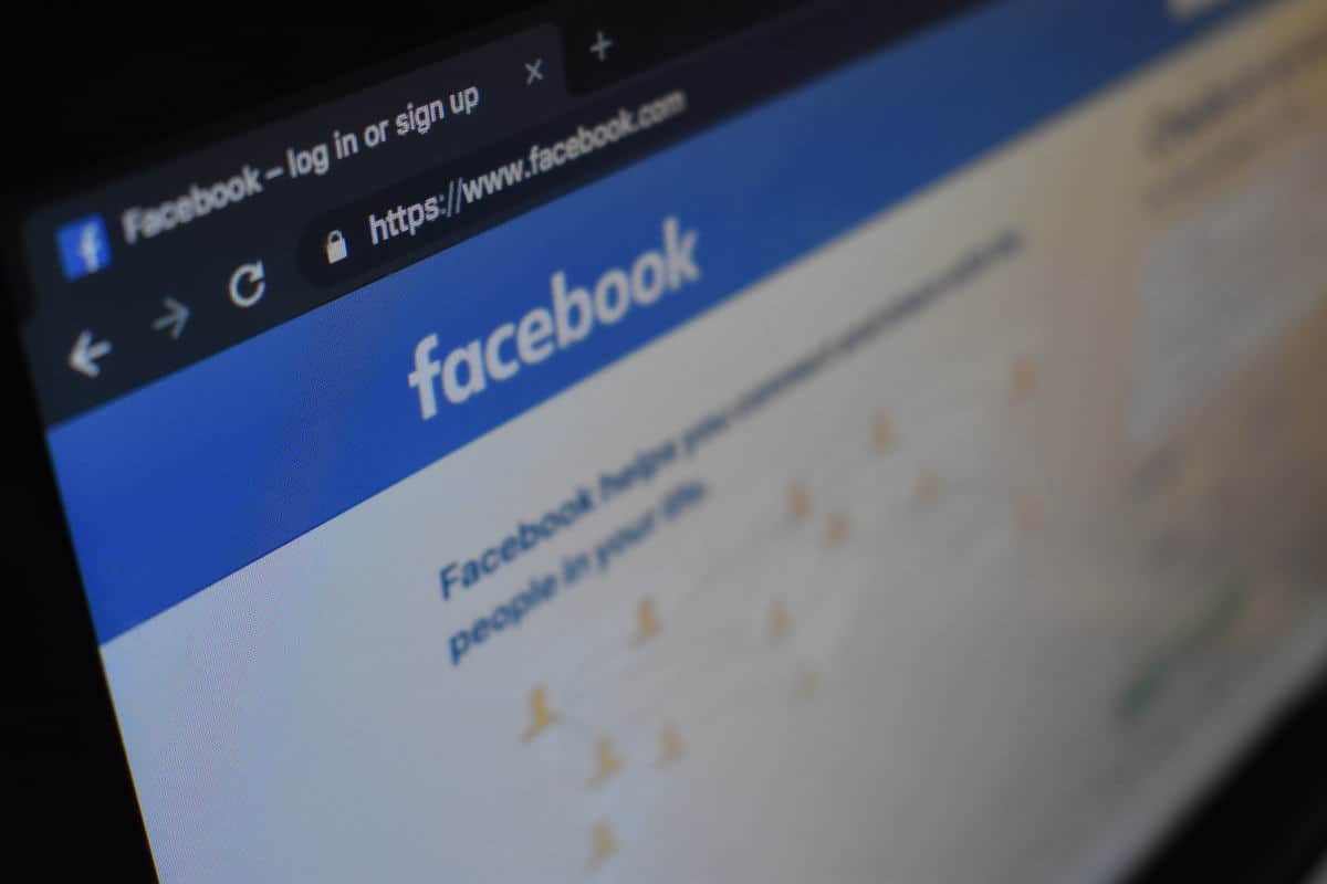 come non farsi vedere online su Facebook uso di FB Web