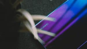 smartphone Huawei dietro una pianta