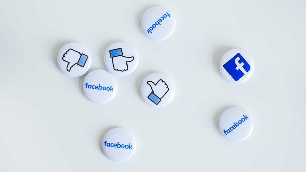 come prendere una pausa su Facebook concetto di like e profili