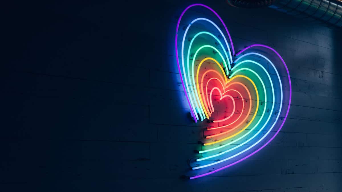 sfaccettature dell'amore cuore con colori arcobaleno