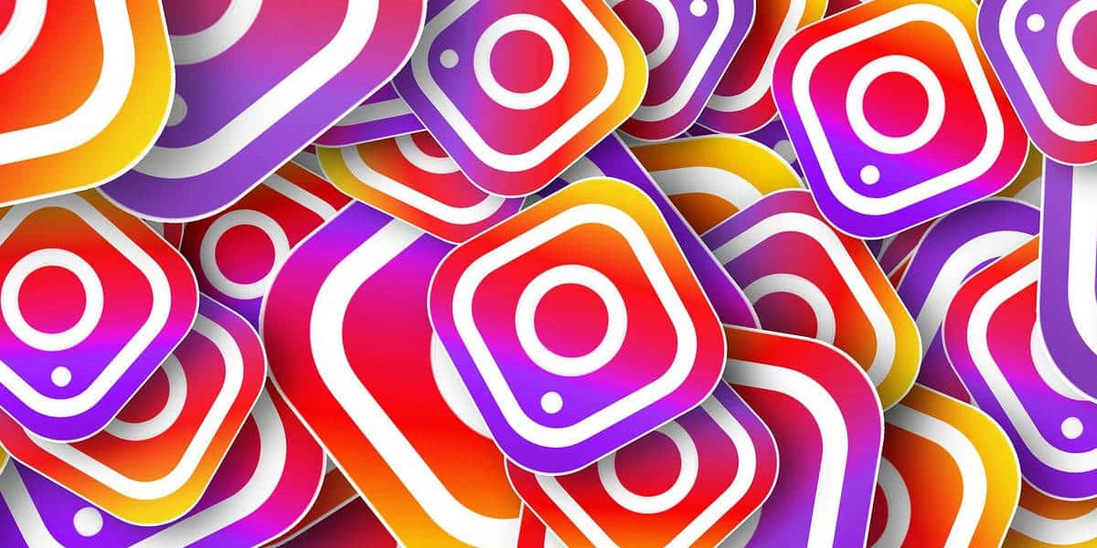 logo di Instagram moltiplicato
