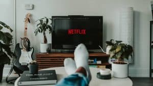 persona seduta comodamente che avvia catalogo Netflix