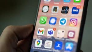 app alternative a WhatsApp mostrate su telefono Signal e Telegram