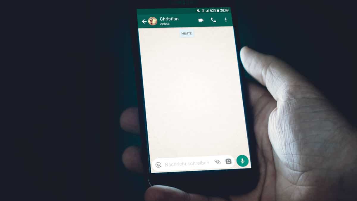 chat di WhatsApp vuota con interlocutore online