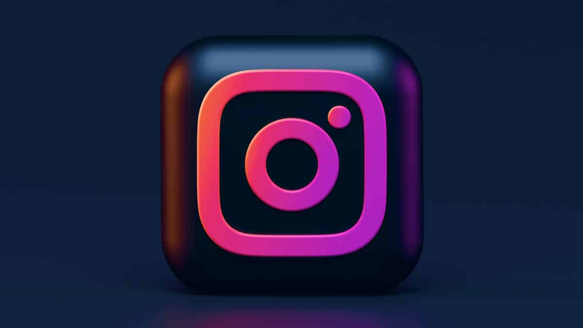 logo app Instagram su sfondo nero sinonimo di Instagram che si chiude e ha problemi crasha
