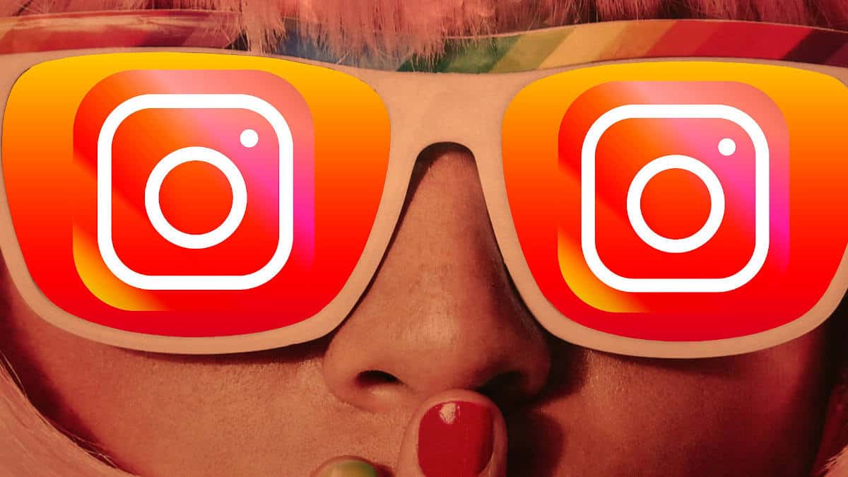 donna con occhiali icona Instagram espressione stupore per condividere Reels Instagram