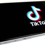 telefono con icona di TikTok primo accesso data di nascita
