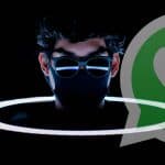 WhatsApp hackerato persona con occhiali da sole e cerchio luminoso