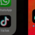 icona app TikTok su sfondo rosso bloccare TikTok e social pericolo