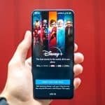 smartphone con app Disney+ aperta abbonamento Disney Plus