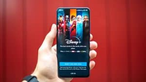 smartphone con app Disney+ aperta abbonamento Disney Plus