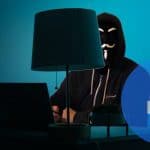 dati rubati Facebook persona con maschera davanti al PC