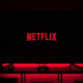 luce soffusa rossa su sfondo scuro disattivare Netflix