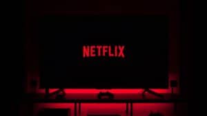 luce soffusa rossa su sfondo scuro disattivare Netflix