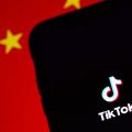 shadowban TikTok bandiera della Repubblica Popolare Cinese in sottofondo