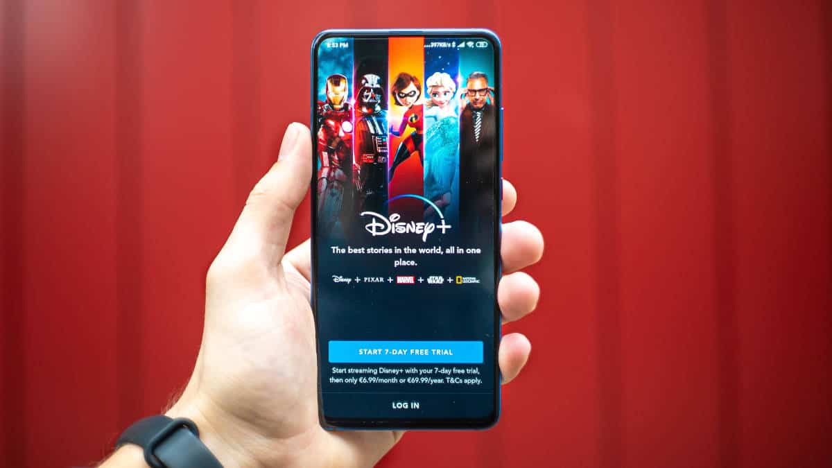 schermata di accesso Disney+ su sfondo rosso