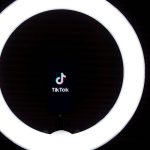 persone più seguite su TikTok luce luminosa su logo del social
