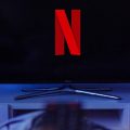 telecomando che punta su Netflix cambio lingua