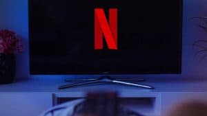 telecomando che punta su Netflix cambio lingua