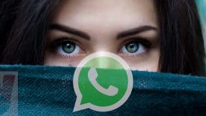 chi guarda WhatsApp di nascosto occhi sguardo donna coperto da una sciarpa