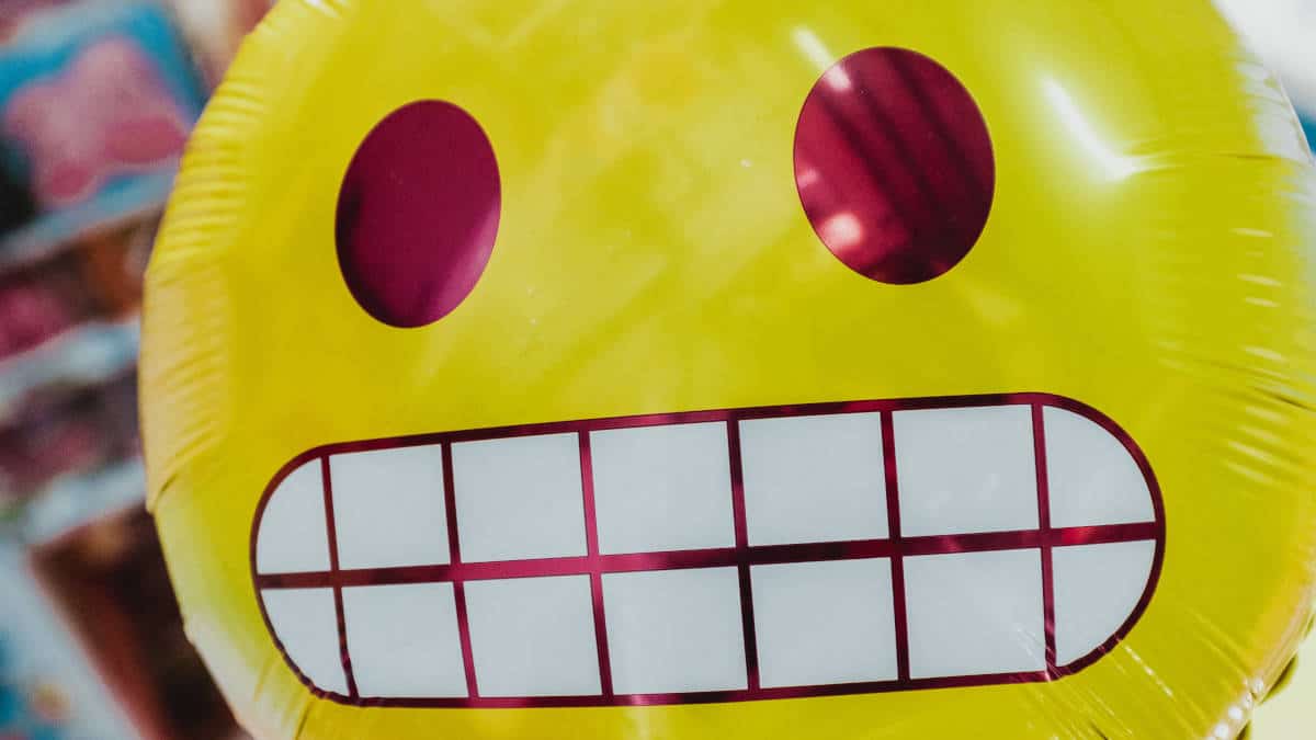 emoticon inclusive immagine con palloncino emoji giallo denti serrati