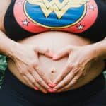 donna in gravidanza con maglia Wonder Woman capire se sei incinta