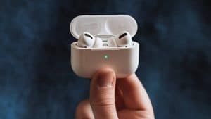 caricare le AirPods custodia con luce verde