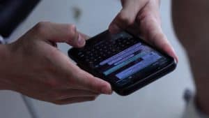 scaricare note vocali WhatsApp persona che chatta con lo smartphone