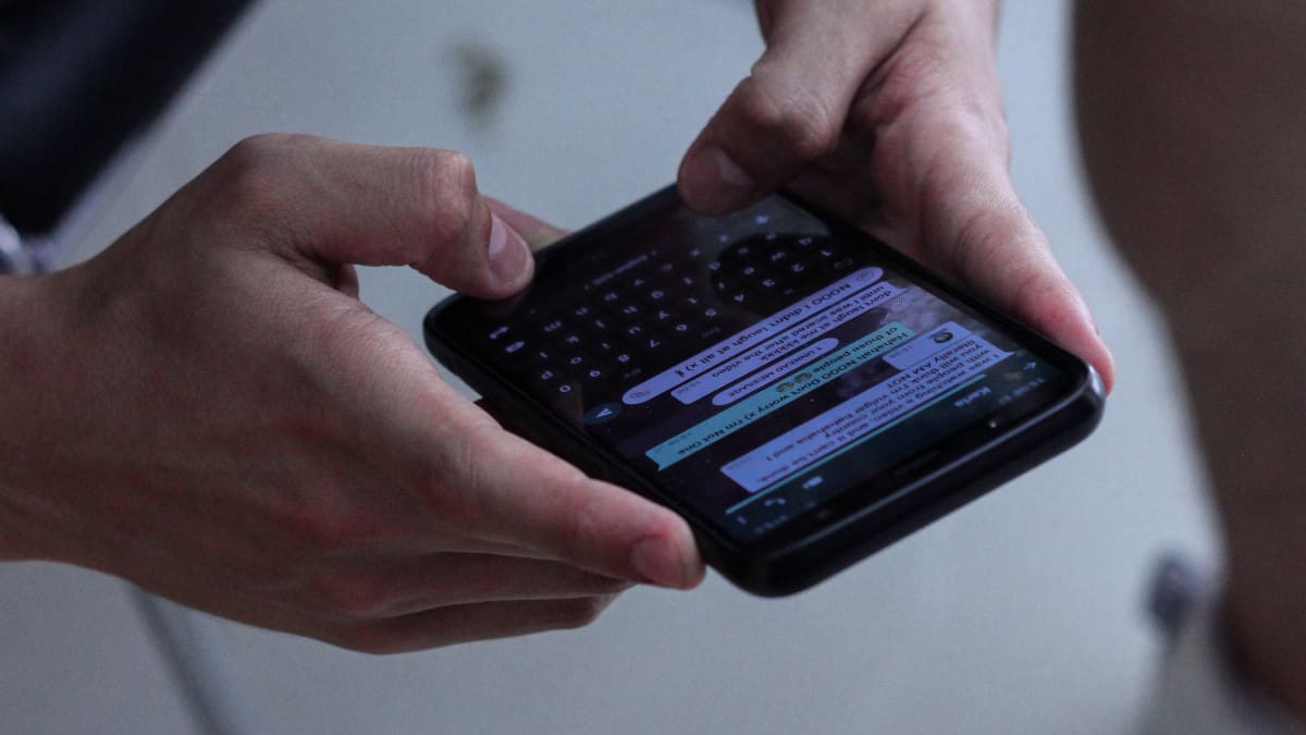 scaricare note vocali WhatsApp persona che chatta con lo smartphone