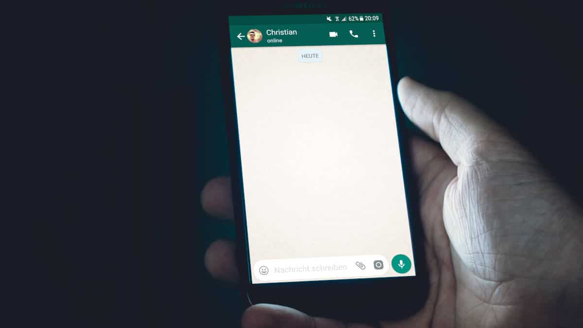 chat WhatsApp messaggi scompaiono vuota