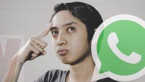 uomo con dubbio persona non online WhatsApp