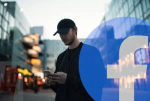 persona che potresti conoscere uomo dubbioso guarda lo smartphone su Facebook