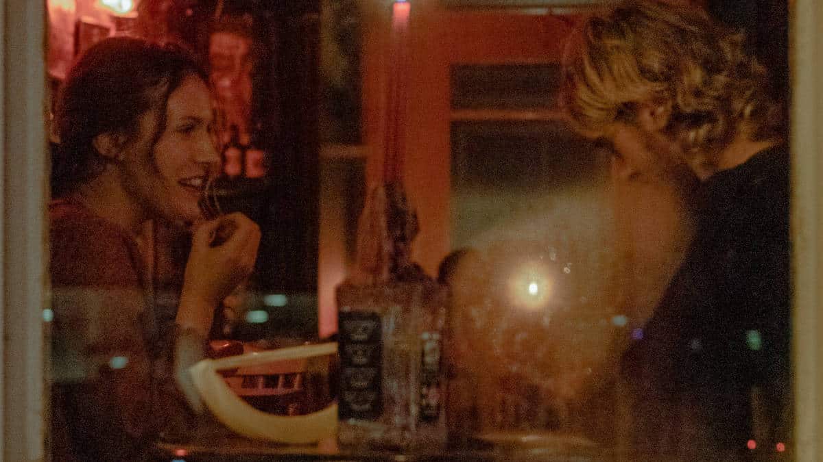 blind date Tinder donna che sorride a un uomo in un locale
