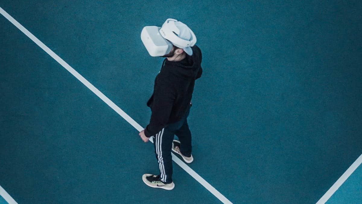 mercato immobiliare Metaverso ragazzo con visore VR su campo da tennis