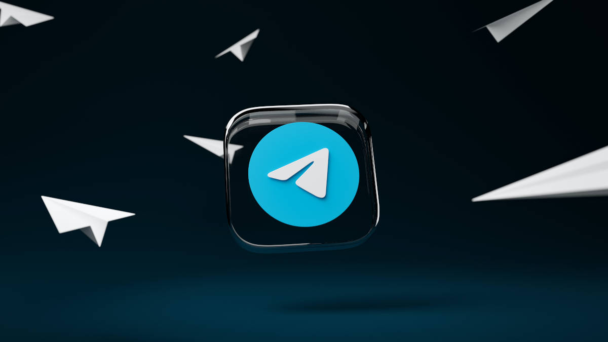 spoiler e reazioni chat di Telegram logo con aeroplani di carta sullo sfondo nero