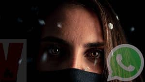 tracce messaggi WhatsApp occhi di donna nel buio