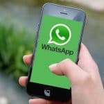 Cellulare con schermata Whatsapp
