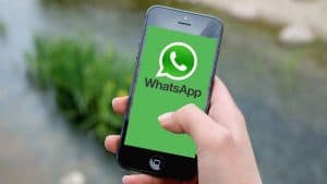 Cellulare con schermata Whatsapp