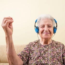 Nonna che ascolta musica