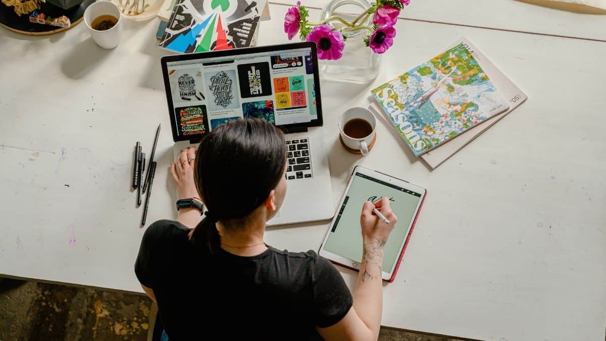 Donna che utilizza app per disegnare