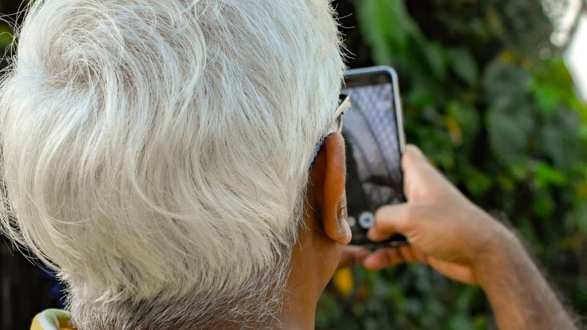 PePersona fotografa una pianta