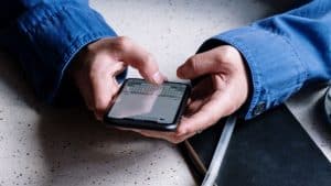 Persona riceve messaggio su Whatsapp